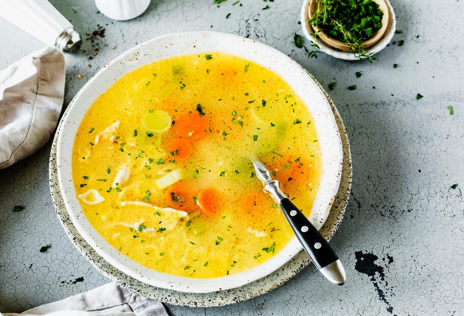 Wie Lange Hält Sich Hühnersuppe Im Kühlschrank Hühnersuppe im Thermomix® klassisch mit Nudeln| ZAUBERTOPF