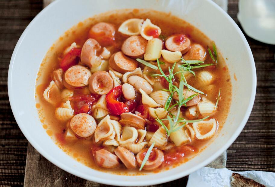 Feierabendsuppe mit Würstchen