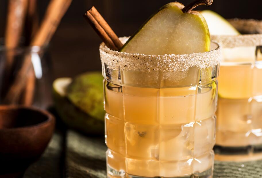 Gin Fizz mit Birne und Zimtzucker