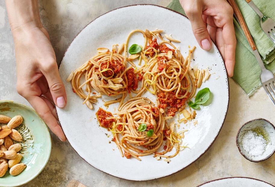 Hafer-Spaghetti mit Tomaten-Paprika-Pesto