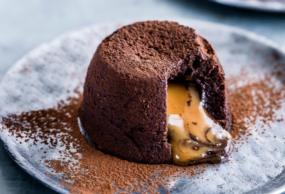 Lavacake mit flüssigem Karamellkern
