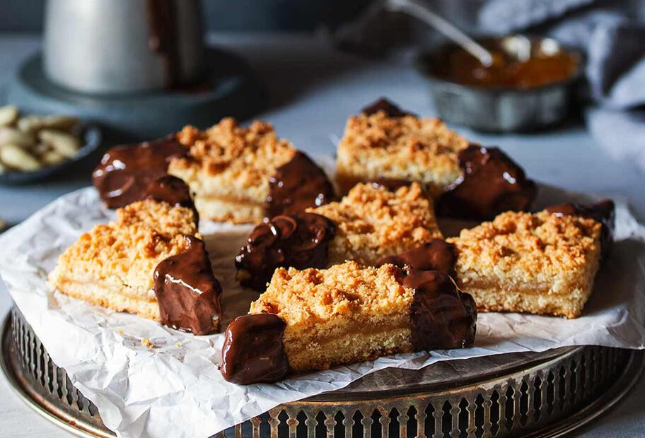 Nussecken mit Marzipan