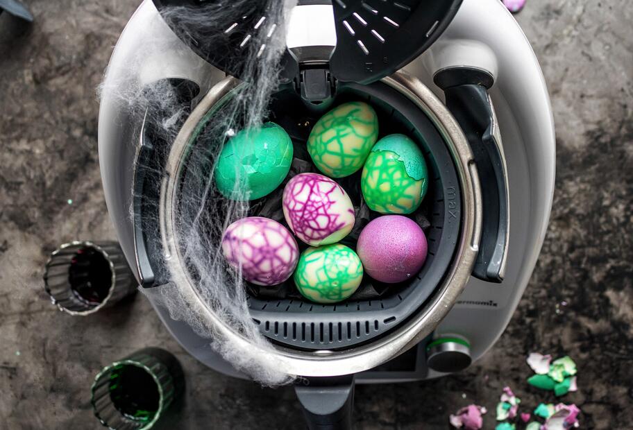 Spinnennetz-Eier für Halloween