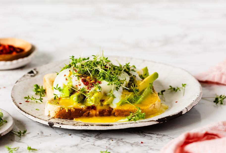 Avocado-Toast mit pochiertem Ei