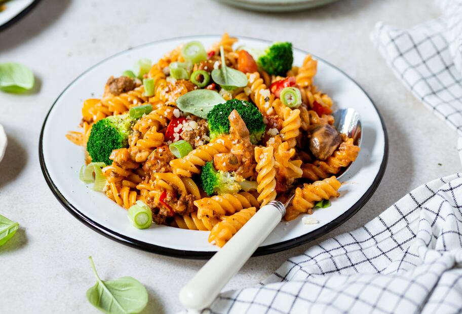 One Pot Pasta mit Brokkoli, Champignons und Hackfleisch