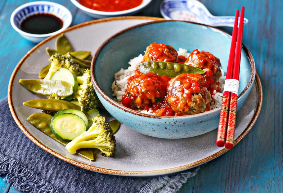 Asia-Hackbällchen in Süß-Sauer-Soße