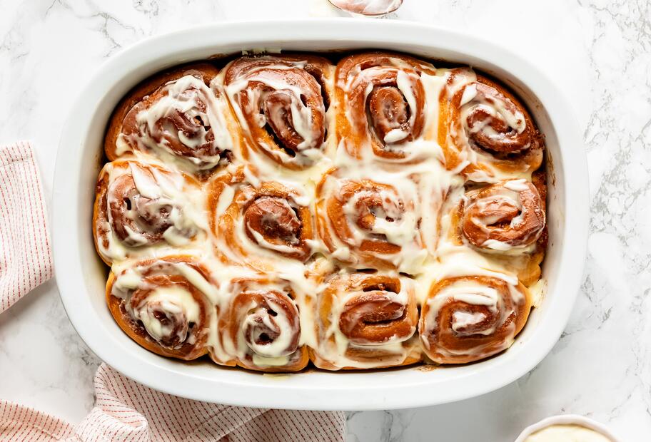 Zimtschneckenkuchen mit Frischkäseguss