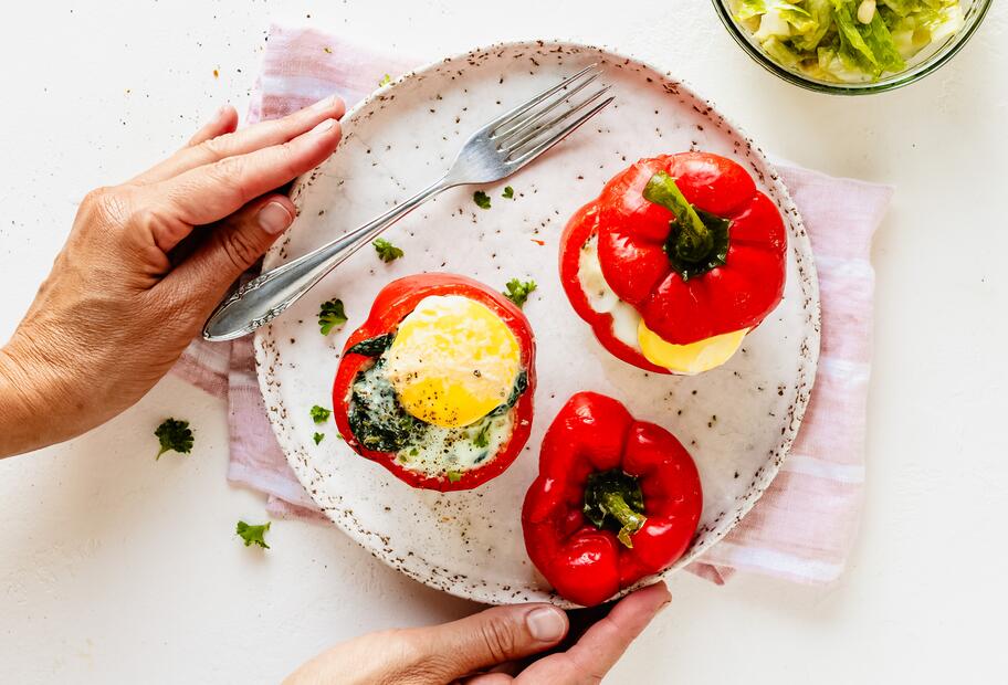 Rote Paprika gefüllt mit Ei und Spinat