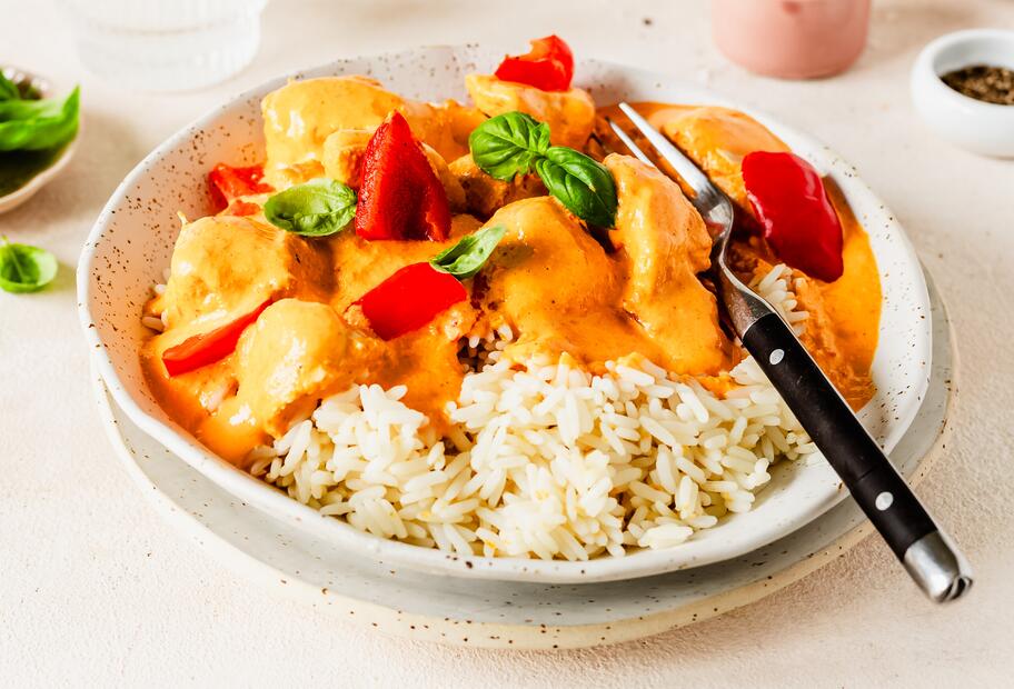 Hähnchenwürfel mit Paprika-Schmand-Soße für den Thermomix® Hähnchenwürfel mit Paprika-Schmand-Soße für den Thermomix®