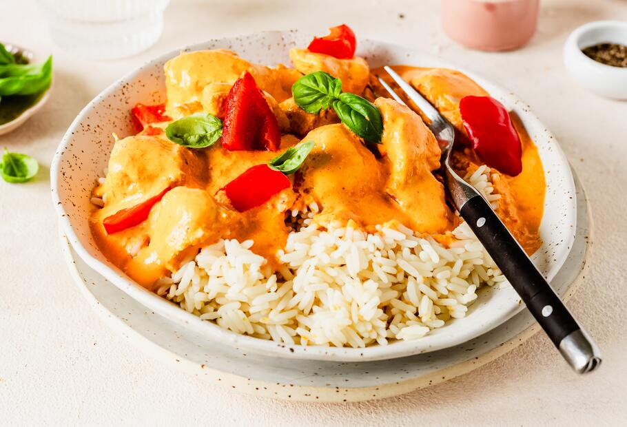 Hähnchenwürfel mit Paprika-Schmand-Soße