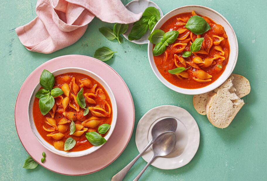 Schnelle Tomatensuppe mit Muschelnudeln