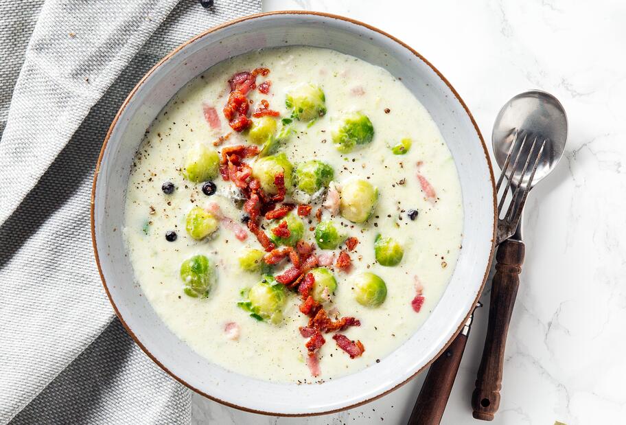 Herbst-One-Pot mit Birne, Rosenkohl und Speck