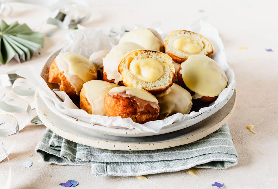 Gefüllte Mini-Berliner mit Eierlikör