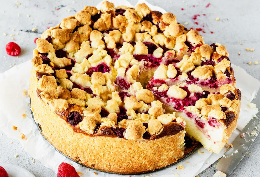 Käsekuchen mit Himbeeren und Streusel