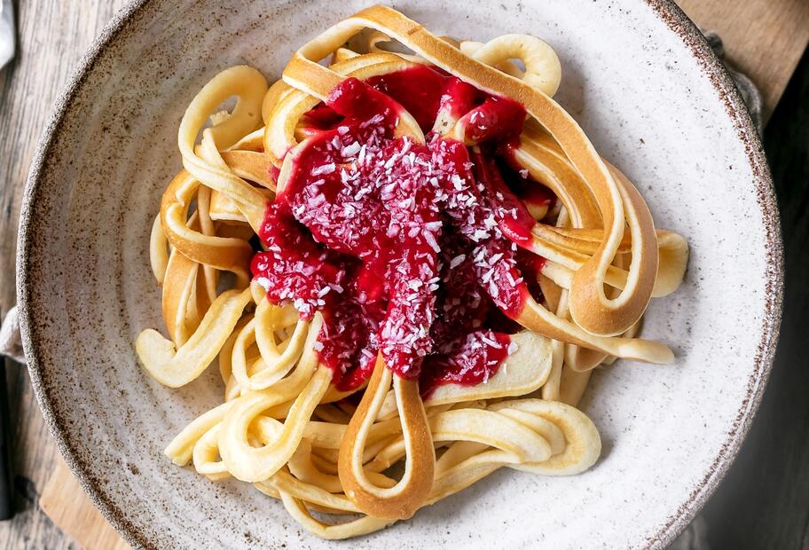 Pancake-Spaghetti mit Himbeersoße