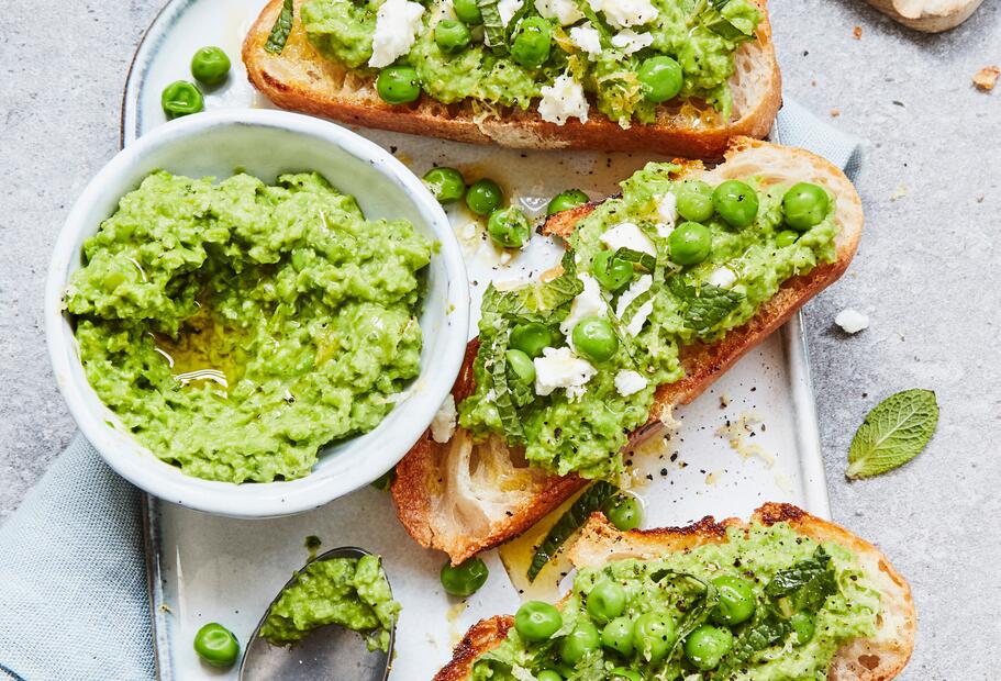 Crostini mit Erbsenpüree