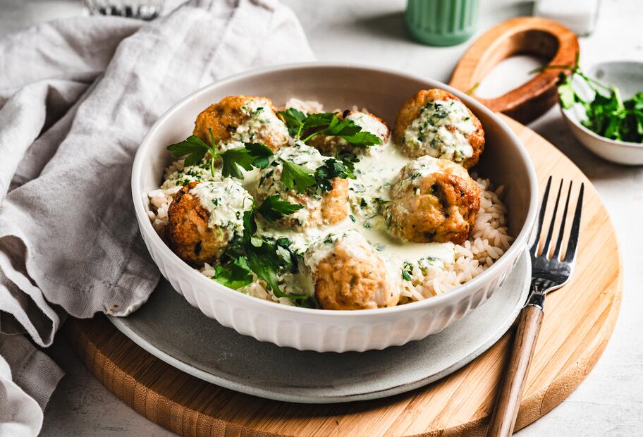 Geflügelfrikadellen mit Feta-Rahm-Soße
