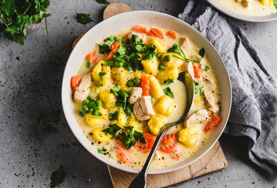 Gnocchi-Cremesuppe mit Erbsen und Möhren