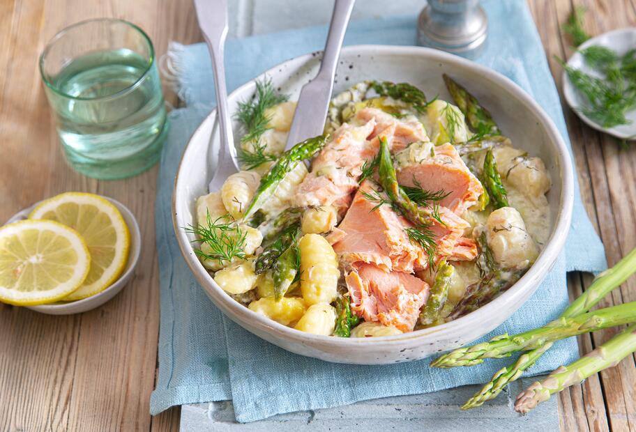 Lachs-Spargel-Gnocchi mit Dill-Rahm