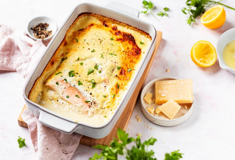 Lachs aus dem Ofen in Parmesan-Soße