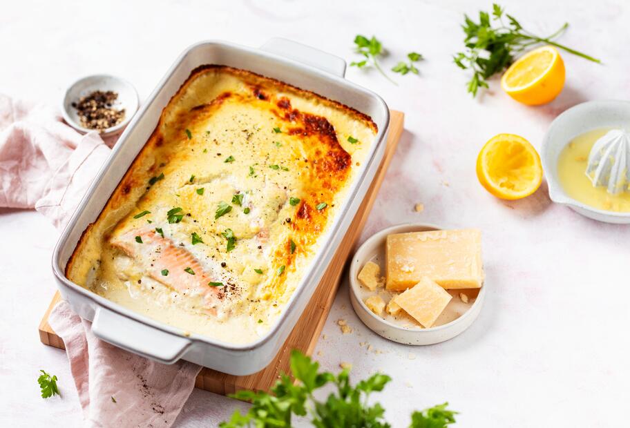Lachs aus dem Ofen in Parmesan-Soße