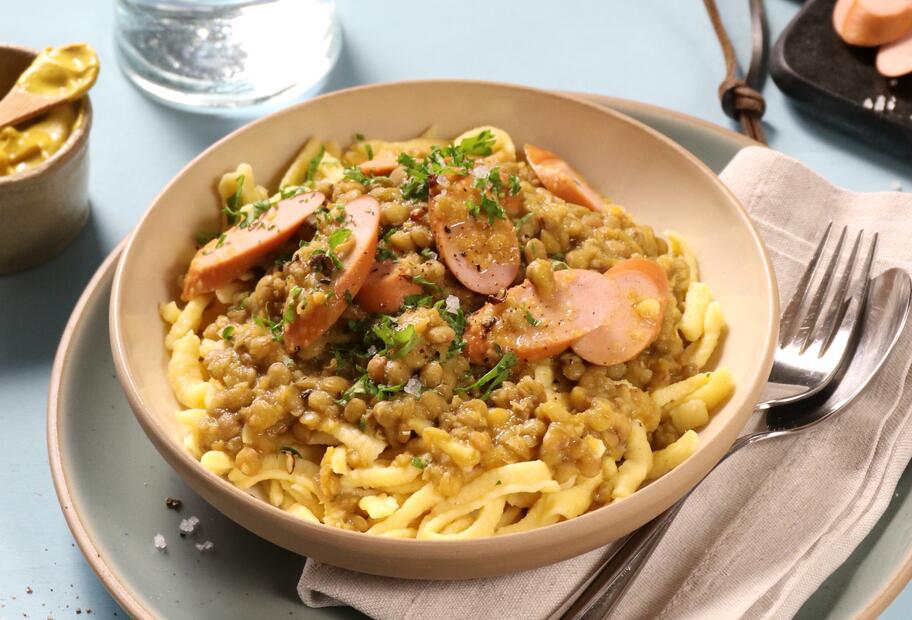 Linsen-Spätzle-Eintopf mit Würstchen