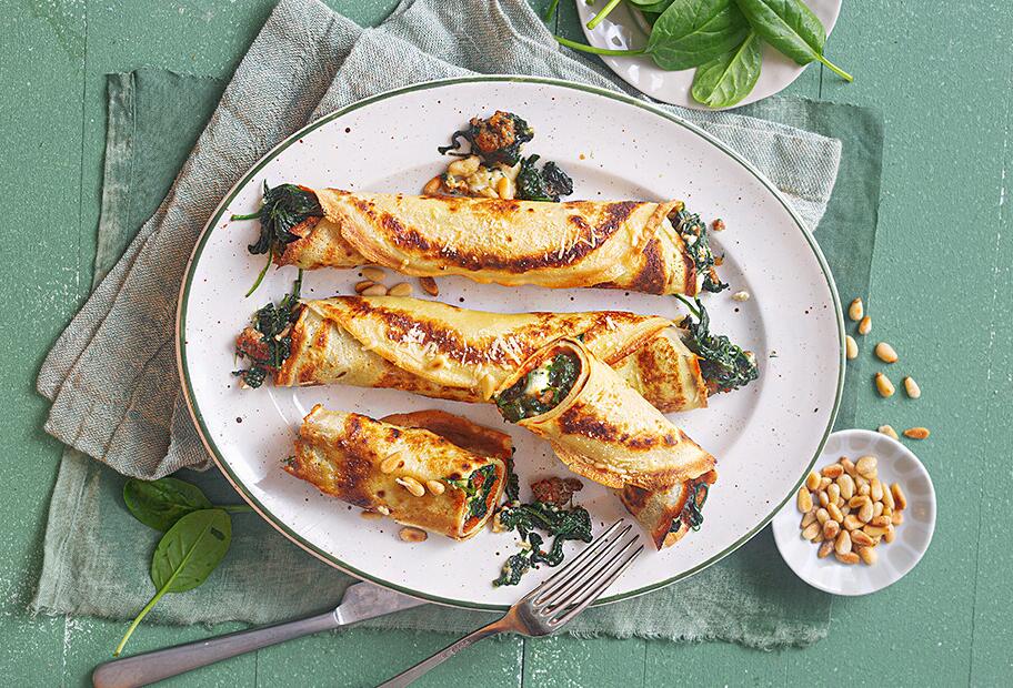 Pfannkuchenröllchen mit Spinat und Salsiccia