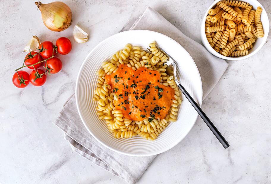 Tomaten-Zwiebel-Pasta
