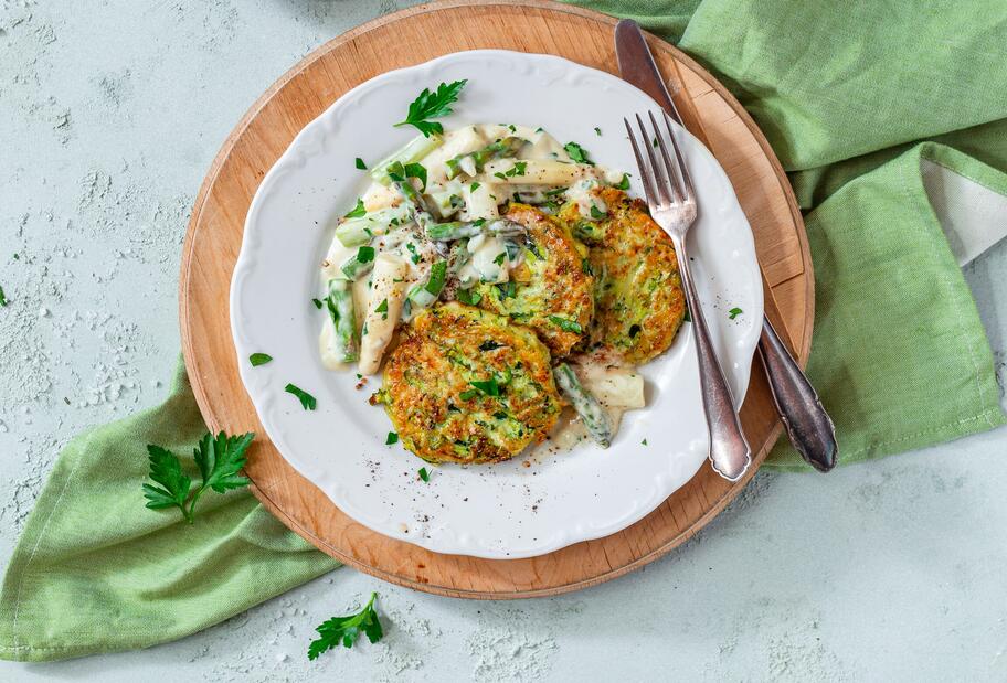 Zucchini-Puffer mit Spargelragout