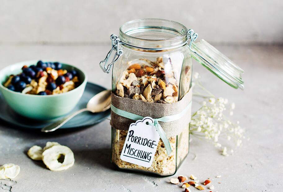 Porridge-Mischung mit Apfel und Zimt
