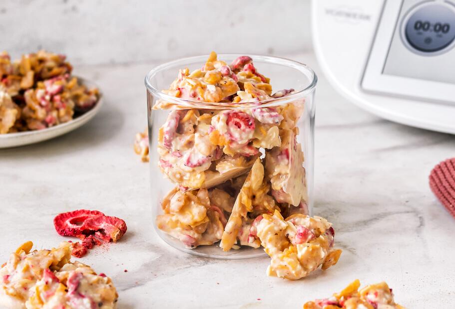 „Raffaello“-Schokocrossies mit Erdbeeren