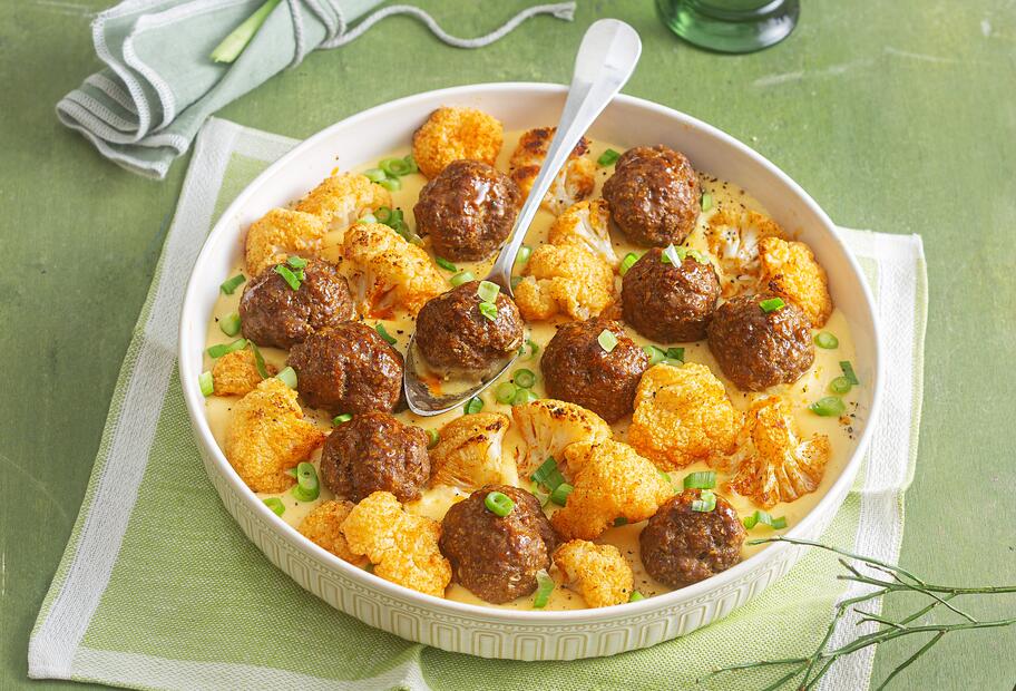 Hackbällchen und Blumenkohl in Cheddar-Soße