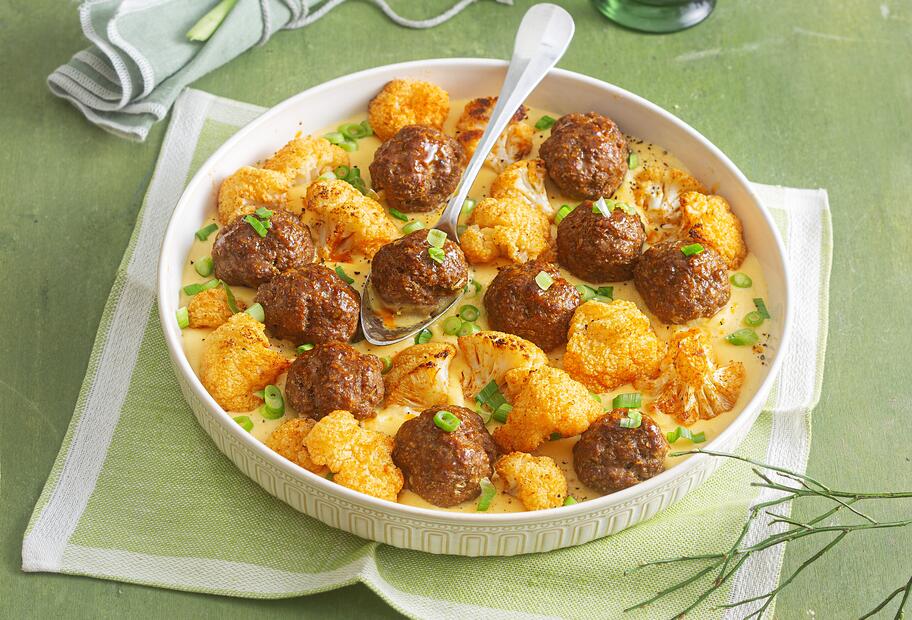 Hackbällchen und Blumenkohl in Cheddar-Soße