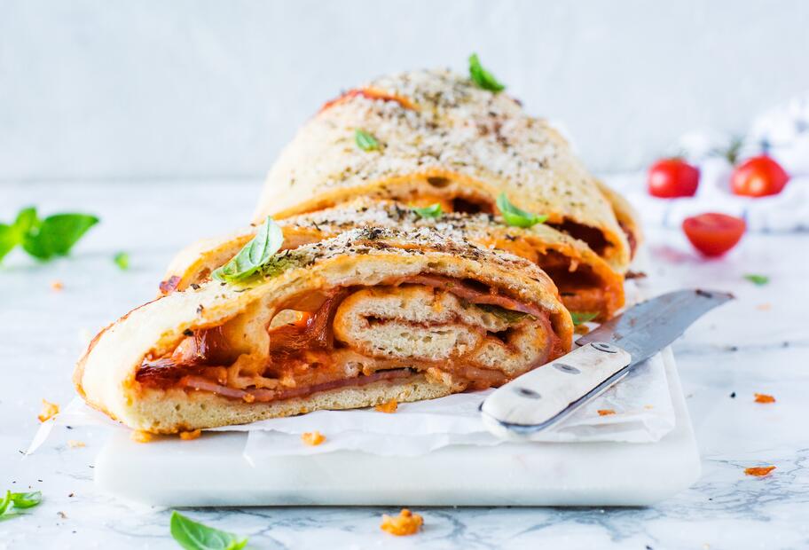 Aufgerolltes Pizzabrot mit Schinken