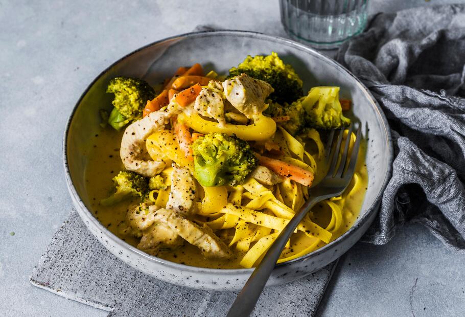 Bandnudeln in Currysoße