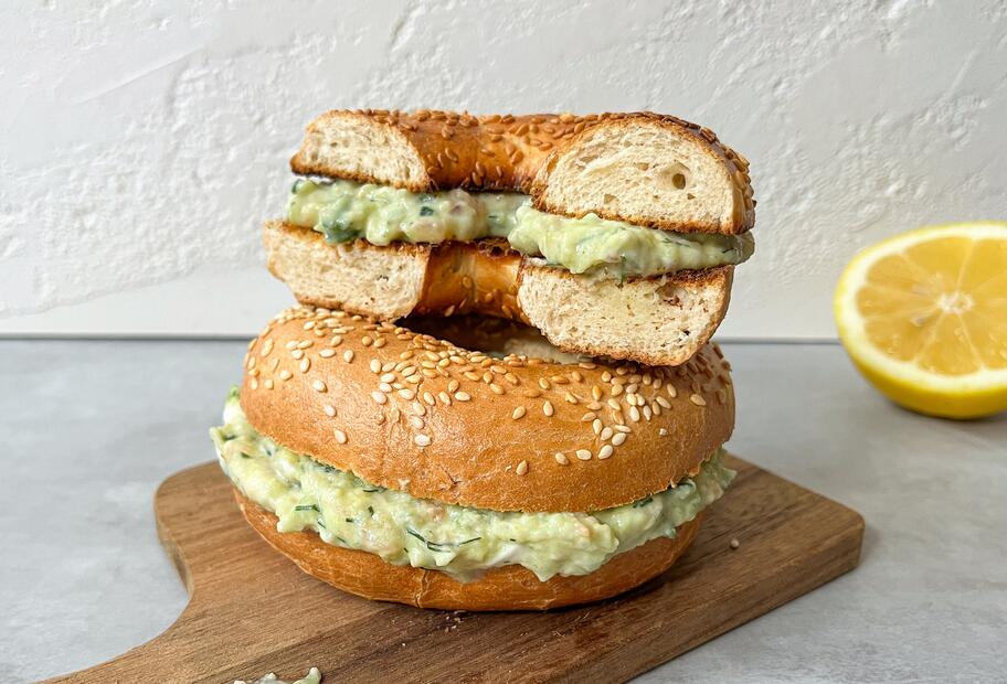 Chopped Lachs Avocado Bagel