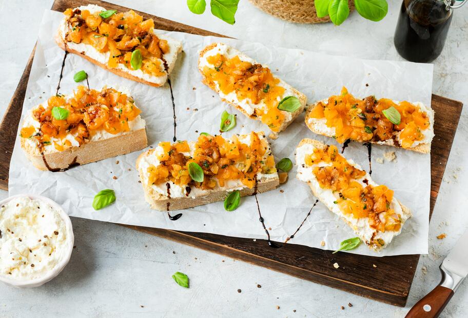 Bruschetta mit Fetacreme und Honigmelonensalsa