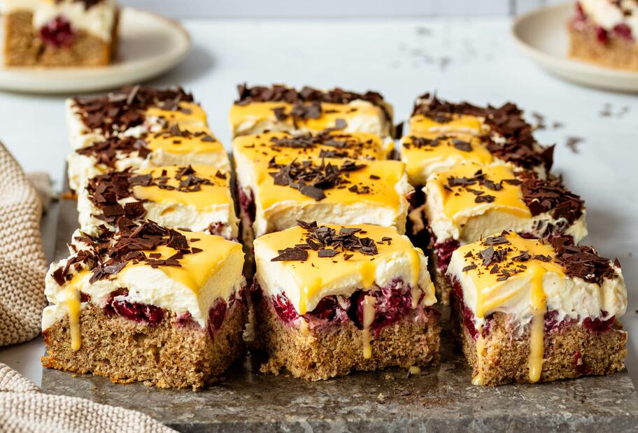 Eierlikörschnitten mit Kirschen