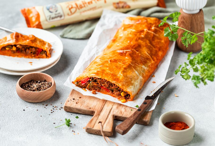 Knuspriger Hackfleisch-Strudel für den Thermomix® Knuspriger Hackfleisch-Strudel für den Thermomix®