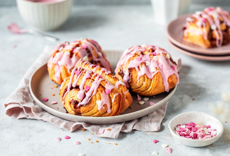 Franzbrötchen mit Kirsch-Zuckerguss