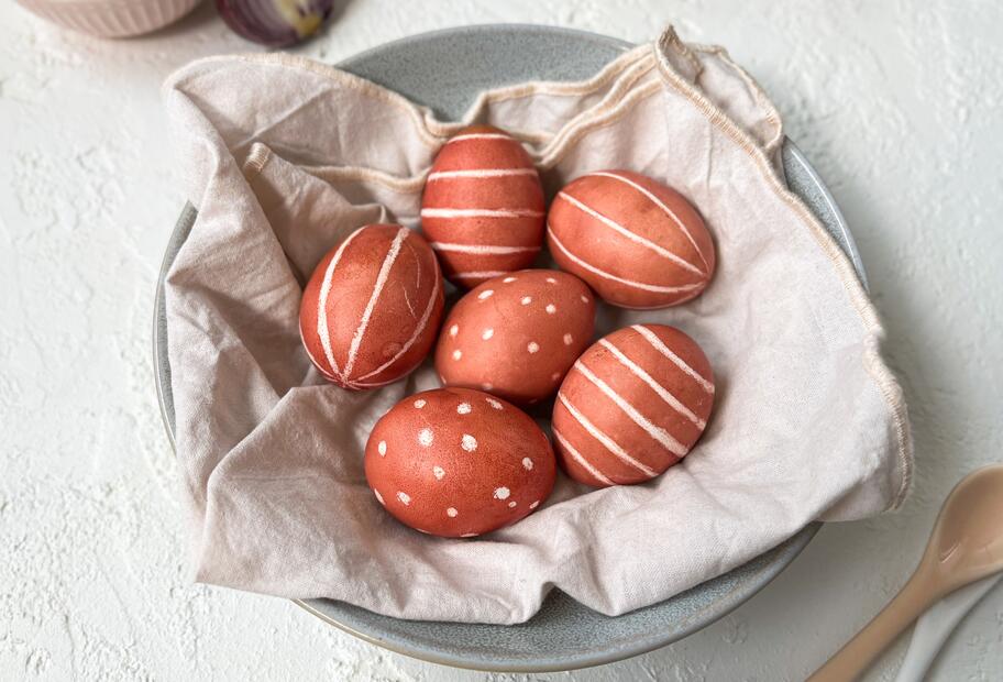 Eier färben mit roter Zwiebelschale