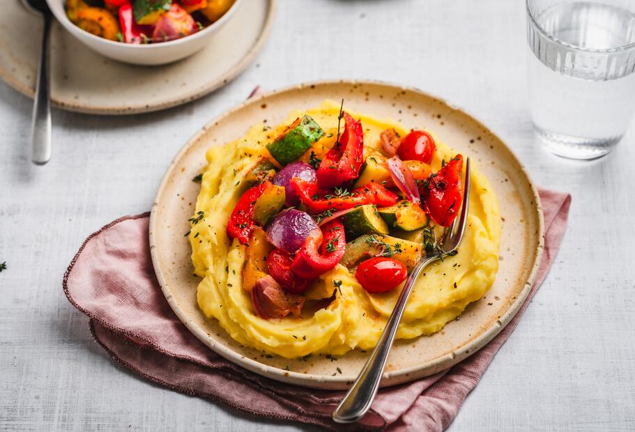 Knoblauch-Kartoffelstampf mit 3-Paprika-Ratatouille