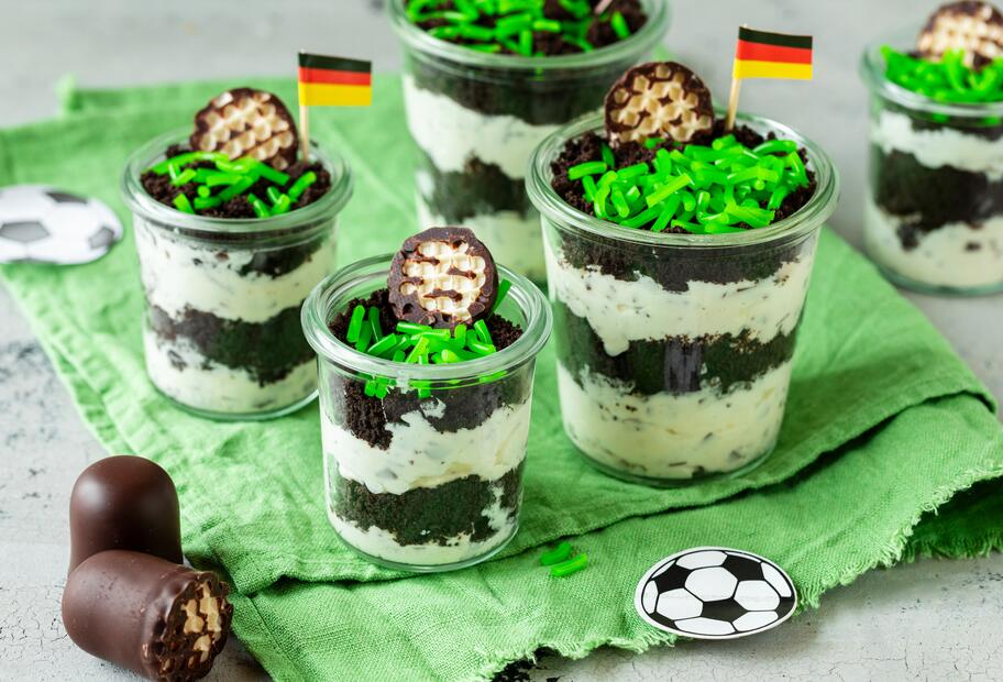 Fußball-Schaumkuss-Dessert