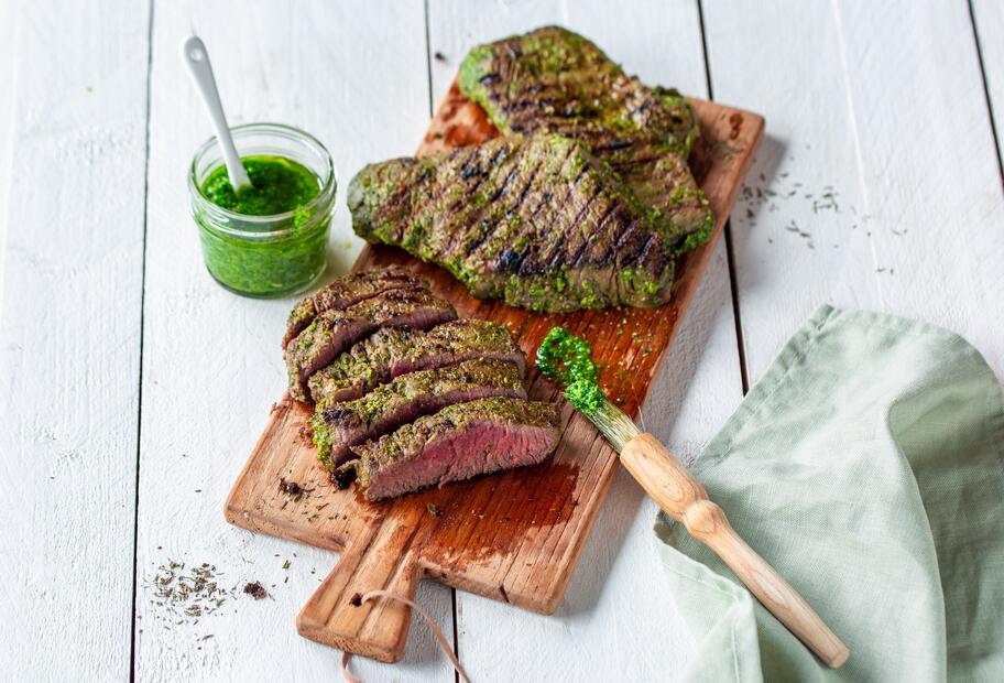 Gegrilltes Rinderfilet mit Kräuterpesto