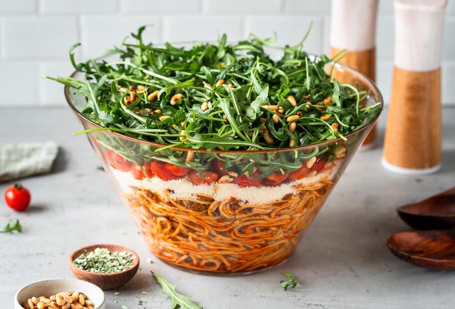 Italienischer Spaghetti-Schichtsalat