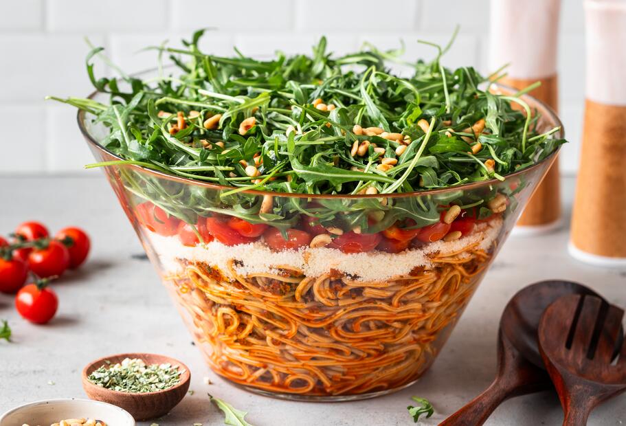 Italienischer Spaghetti-Schichtsalat
