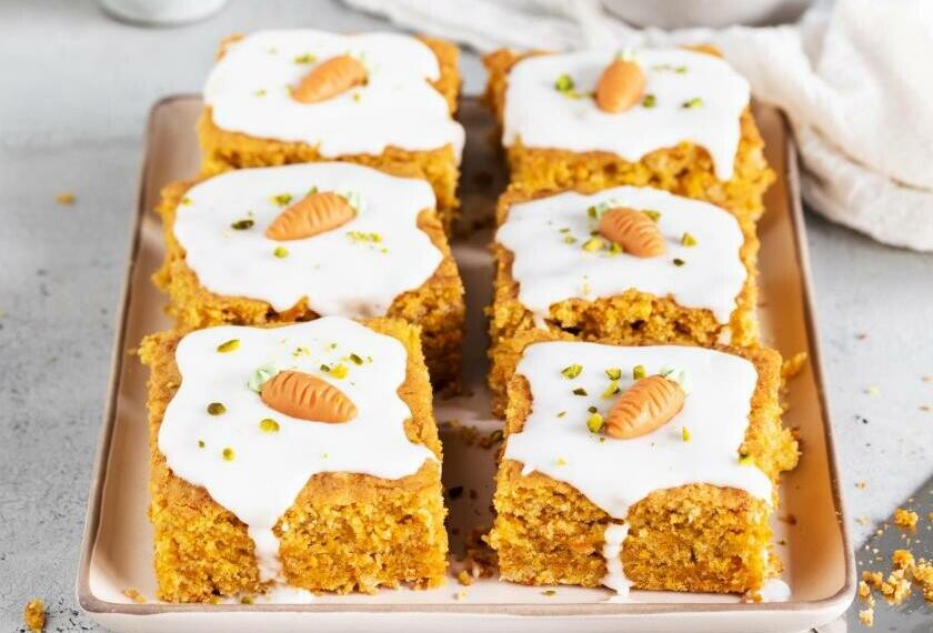 Karottenkuchen vom Blech mit Zuckerguss