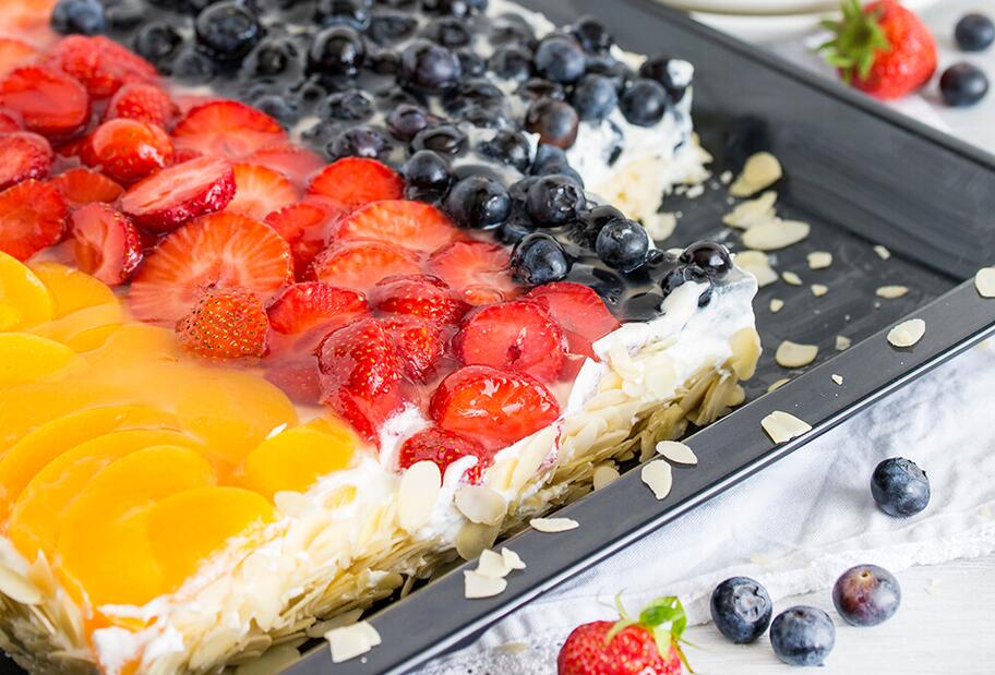 Schwarz-rot-goldener Obstkuchen