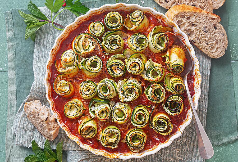 Zucchini-Feta-Röllchen in Tomatensoße