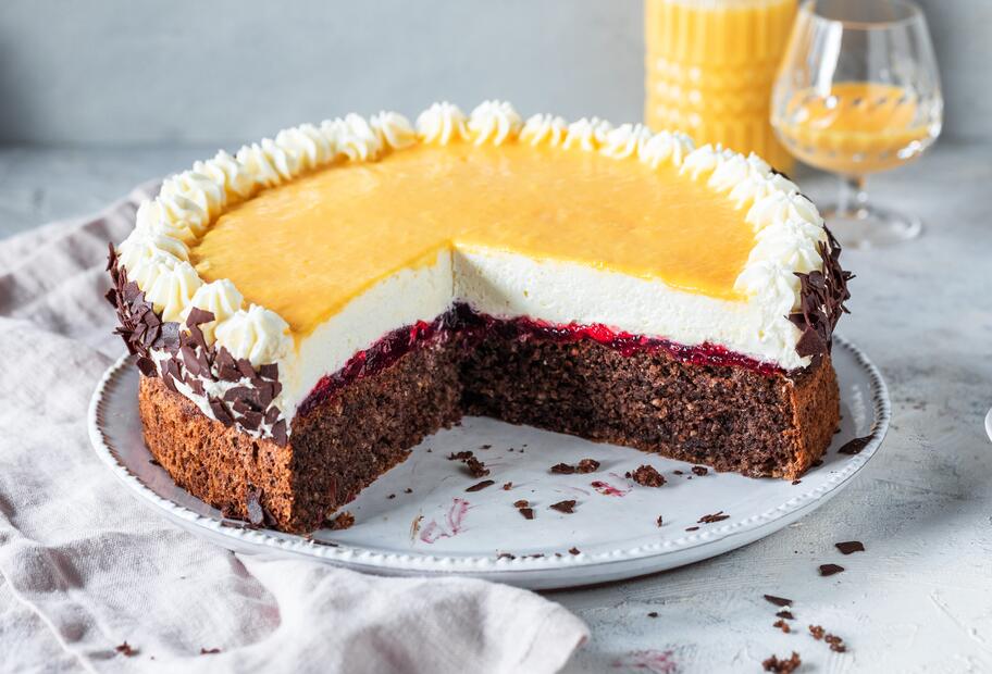 Eierlikörtorte mit Preiselbeeren